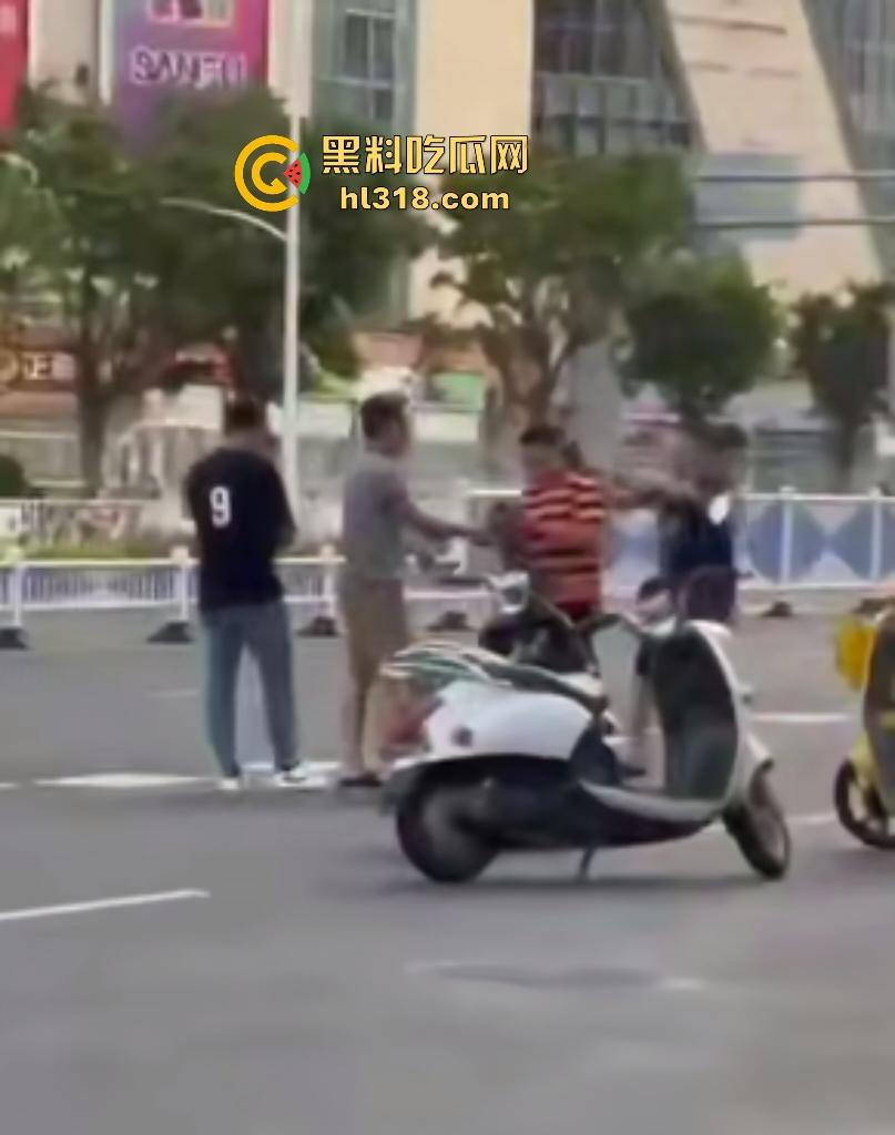 南宁街头两电动车直行左转引矛盾,黑衣男被打出血摇人反杀,刚刚还嚣张的对手直接秒趴!-2