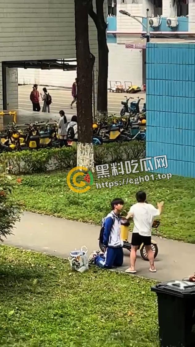 华南农业大学大瓜!高中生小男友跪宿舍楼下求原谅 被大学女友狂扇巴掌 吃瓜现场直达-5