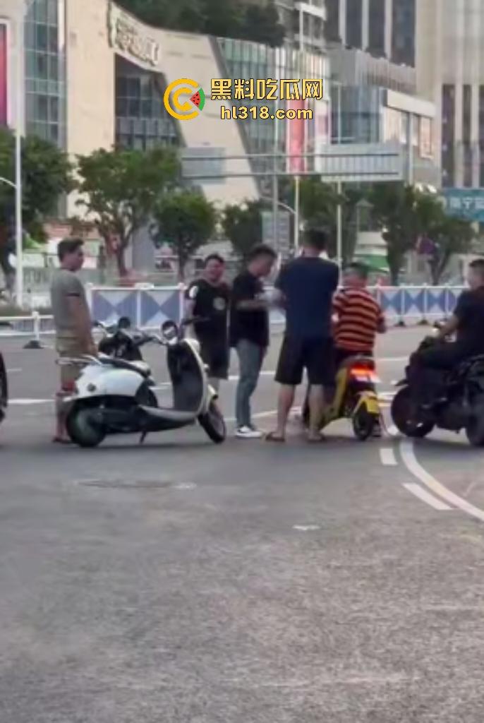 南宁街头两电动车直行左转引矛盾,黑衣男被打出血摇人反杀,刚刚还嚣张的对手直接秒趴!-6