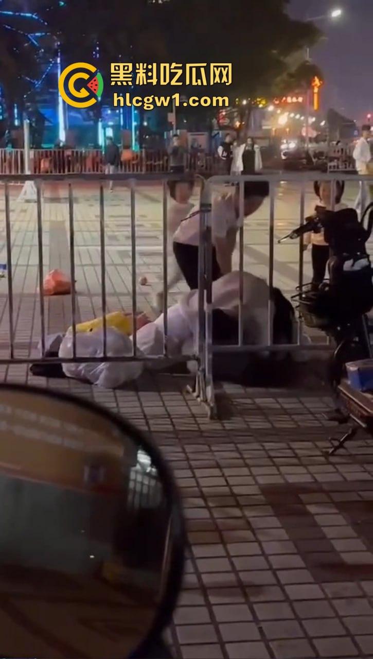 商丘街头闺蜜大撕逼!两个骚妇当街互扇,原来是照顾闺蜜老公照顾上床了!-1