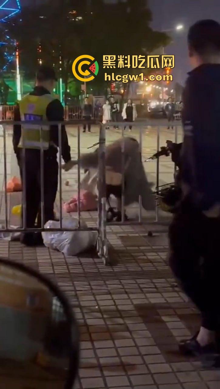 商丘街头闺蜜大撕逼!两个骚妇当街互扇,原来是照顾闺蜜老公照顾上床了!-3