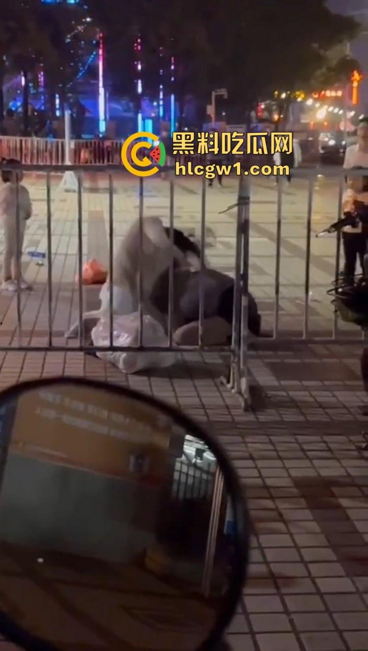 商丘街头闺蜜大撕逼!两个骚妇当街互扇,原来是照顾闺蜜老公照顾上床了!-4