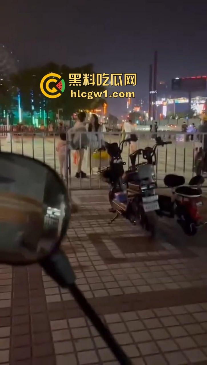 商丘街头闺蜜大撕逼!两个骚妇当街互扇,原来是照顾闺蜜老公照顾上床了!-5