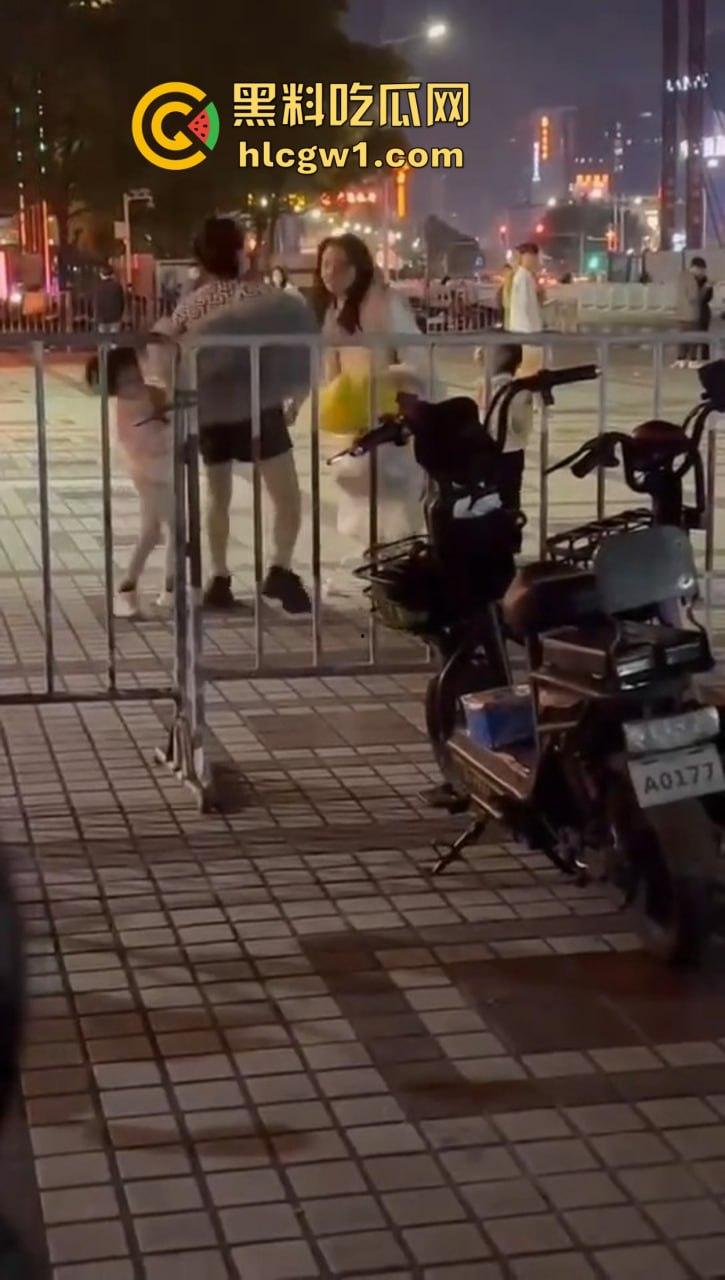 商丘街头闺蜜大撕逼!两个骚妇当街互扇,原来是照顾闺蜜老公照顾上床了!-7