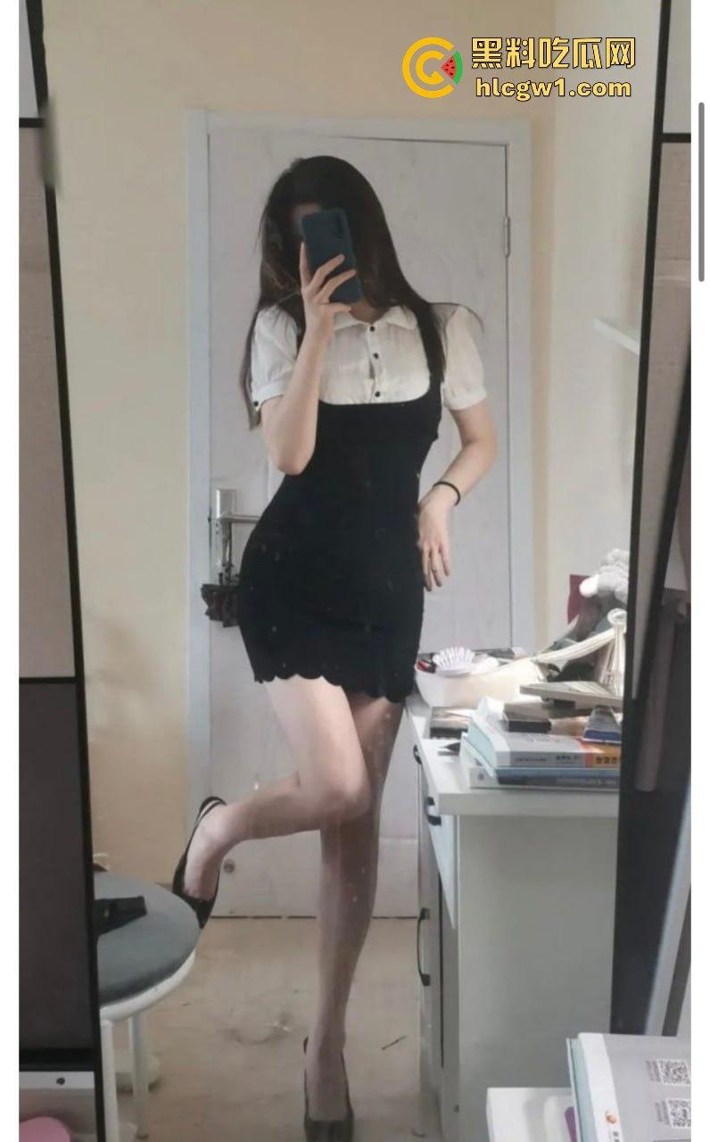 抖音网红【泡泡糖】翻车！给金主的骚浪自拍影片外泄，淫荡姿势看得人顶不住！-4