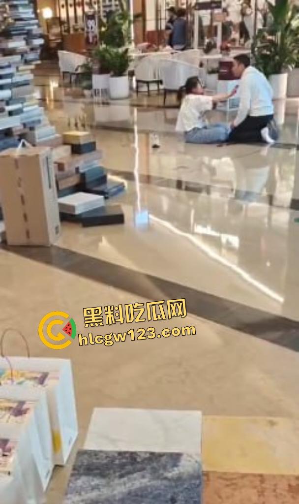 太古里男子因被朋友说穷，刀捅女子后自割咽喉，路人拿灭火器救“火”险些丧命！-6