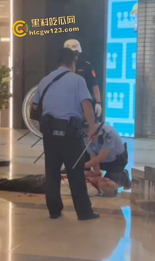 太古里男子因被朋友说穷，刀捅女子后自割咽喉，路人拿灭火器救“火”险些丧命！-7