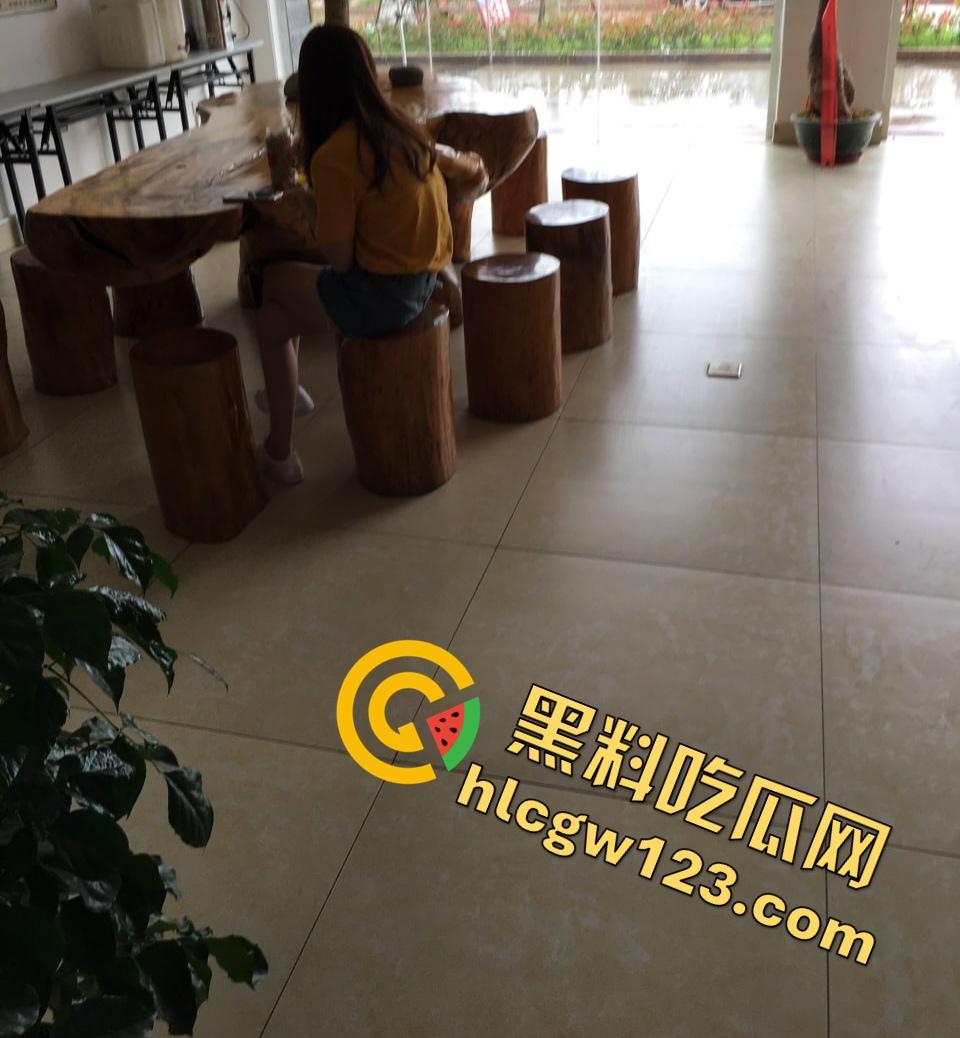 海角王者神级操作震惊全网孝子!迷晕亲妈趁父不在狂操肥B,完事后又向同学炫耀战利品!-3