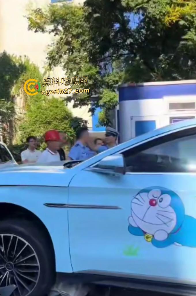 湖南衡阳红湘路口惊魂车祸!男孩睡意昏沉撞断摩托手腿,还撞警车,可笑的是交警扶他到警务室又睡着了!-1