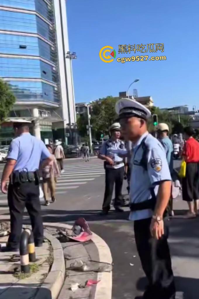 湖南衡阳红湘路口惊魂车祸!男孩睡意昏沉撞断摩托手腿,还撞警车,可笑的是交警扶他到警务室又睡着了!-2
