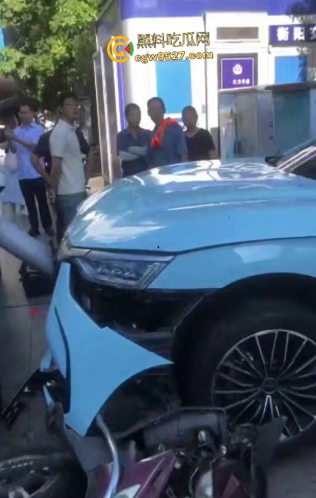 湖南衡阳红湘路口惊魂车祸!男孩睡意昏沉撞断摩托手腿,还撞警车,可笑的是交警扶他到警务室又睡着了!-5