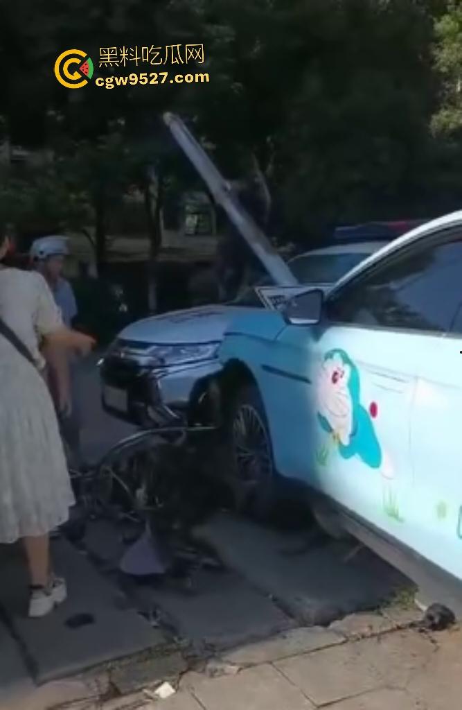 湖南衡阳红湘路口惊魂车祸!男孩睡意昏沉撞断摩托手腿,还撞警车,可笑的是交警扶他到警务室又睡着了!-7