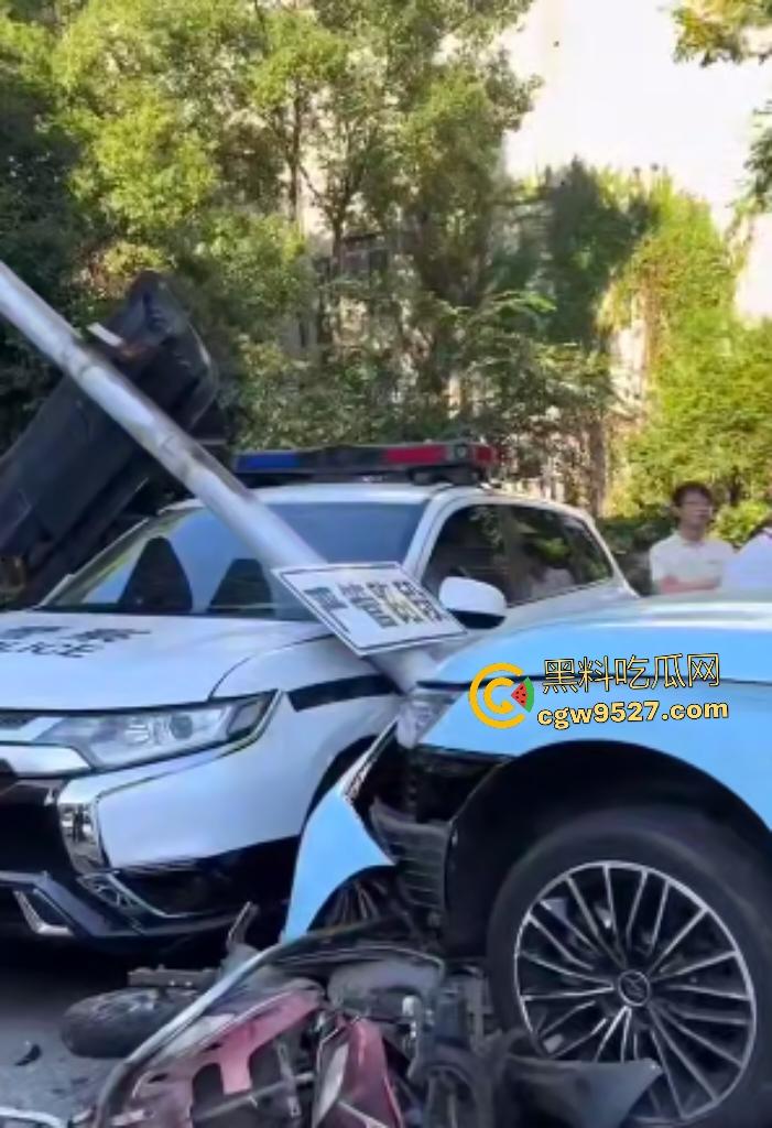 湖南衡阳红湘路口惊魂车祸!男孩睡意昏沉撞断摩托手腿,还撞警车,可笑的是交警扶他到警务室又睡着了!-8