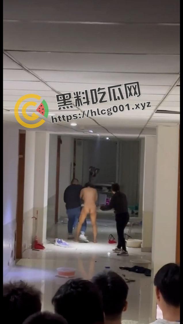 集宁师范学院裸女大闹男生宿舍楼！分手后精神崩溃 一丝不挂大战男生宿舍 小仙女发飙了还给大家看奶子-1
