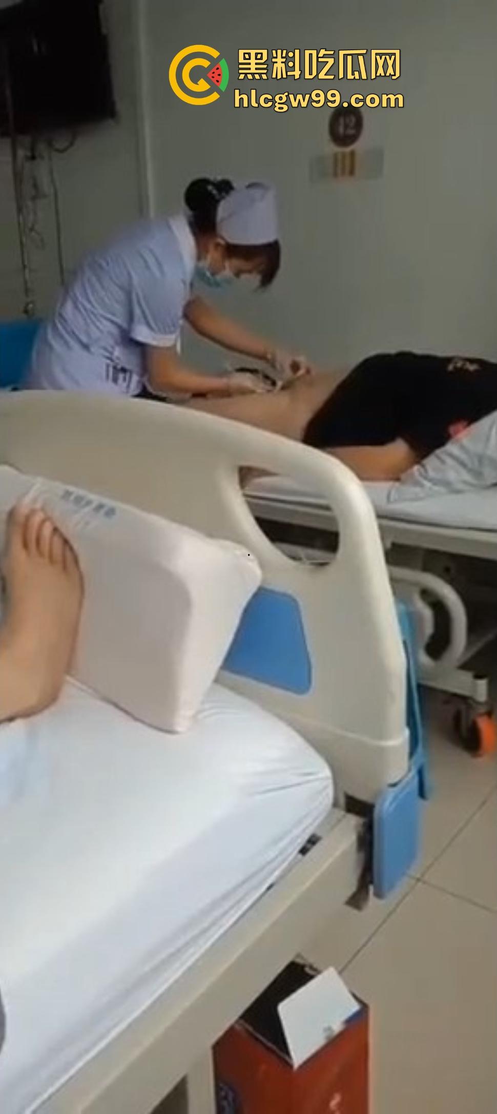 剃毛包扎变硬了?男科医院小护士手法太温柔,患者鸡巴直接顶起越摸越硬,她一句话直接把患者整破防!-11