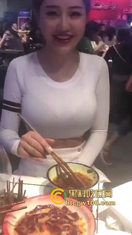 餐桌上开放骚人妻,奇葩操作一个比一个亮眼为了逃酒啥事都能干出来,画面劲爆开放 小编推荐!!-1