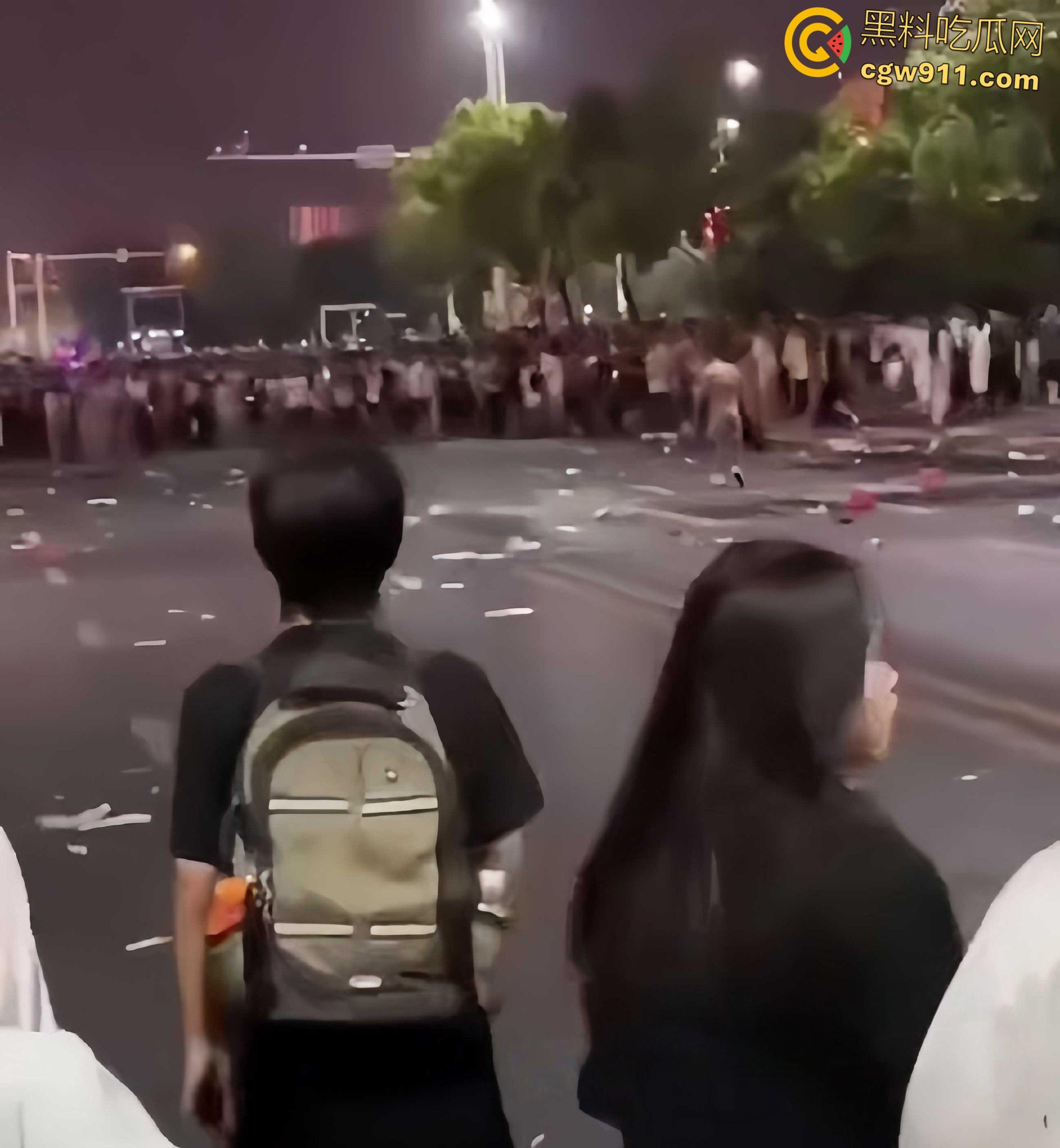 南昌乌龙事件,男子带姐姐一家看烟花不慎走散,他光膀子挥折扇喊外甥,被误认持刀被人群围剿 !-3