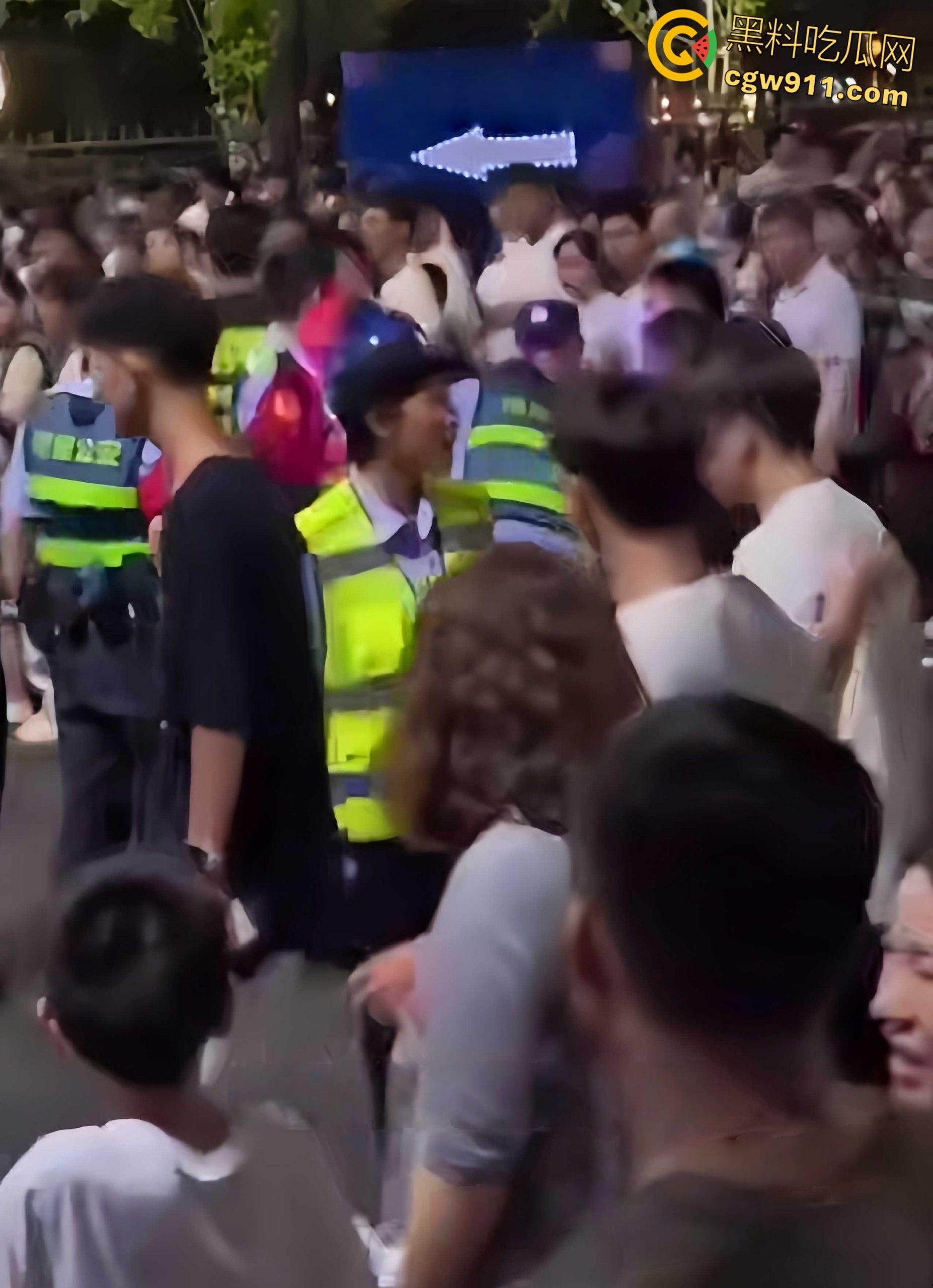 南昌乌龙事件,男子带姐姐一家看烟花不慎走散,他光膀子挥折扇喊外甥,被误认持刀被人群围剿 !-7