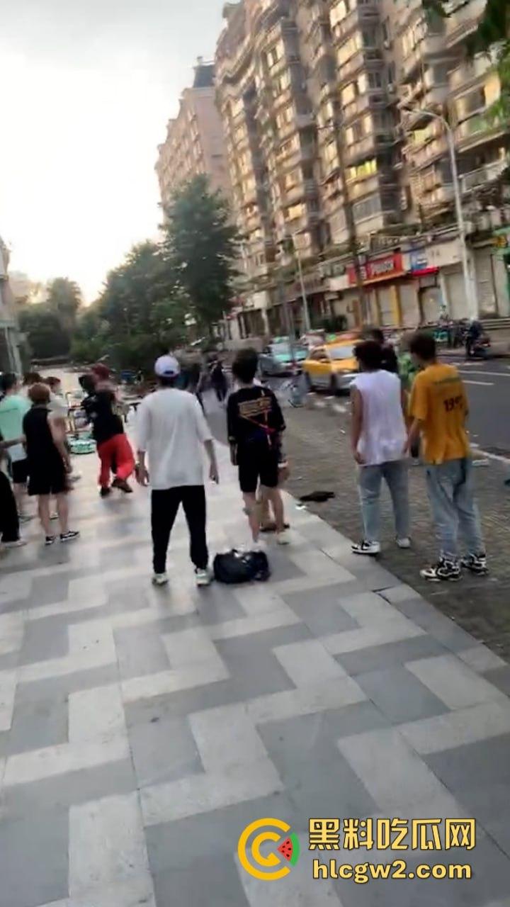 河南许昌精神小伙街头互殴 拳拳到肉脏话连篇 火拼现场堪比古惑仔-4