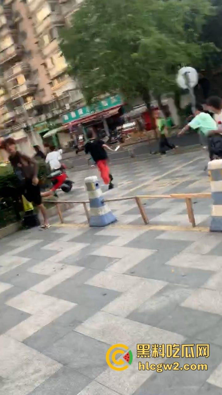 河南许昌精神小伙街头互殴 拳拳到肉脏话连篇 火拼现场堪比古惑仔-8