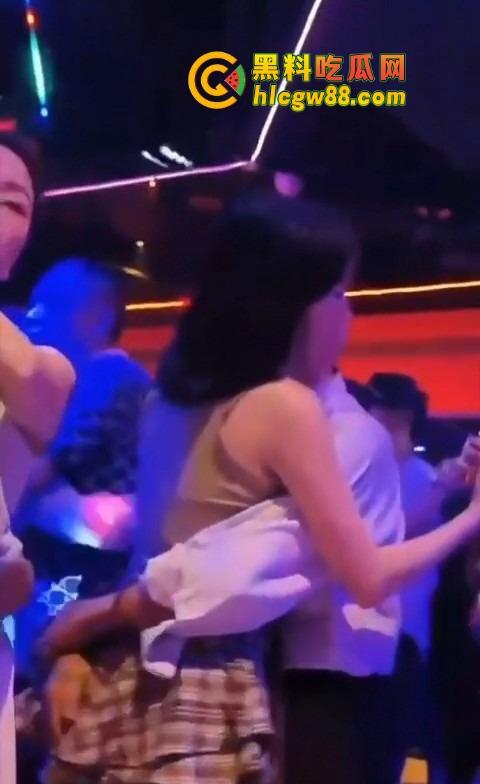 你大爷还是你大爷，退休不跳广场舞，直接拿退休金冲妹子，享受生活才是硬道理！-3