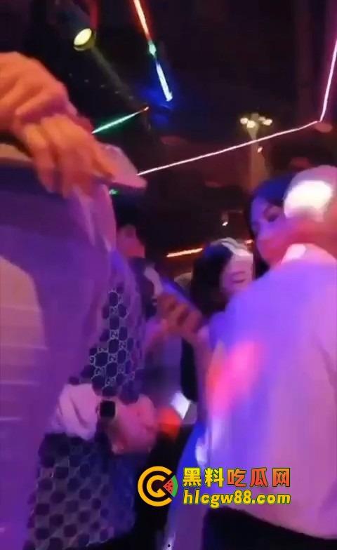 你大爷还是你大爷，退休不跳广场舞，直接拿退休金冲妹子，享受生活才是硬道理！-4