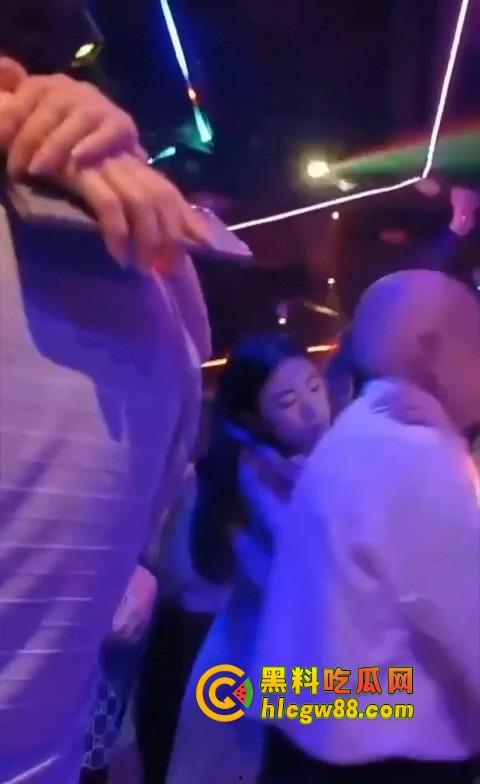 你大爷还是你大爷，退休不跳广场舞，直接拿退休金冲妹子，享受生活才是硬道理！-5