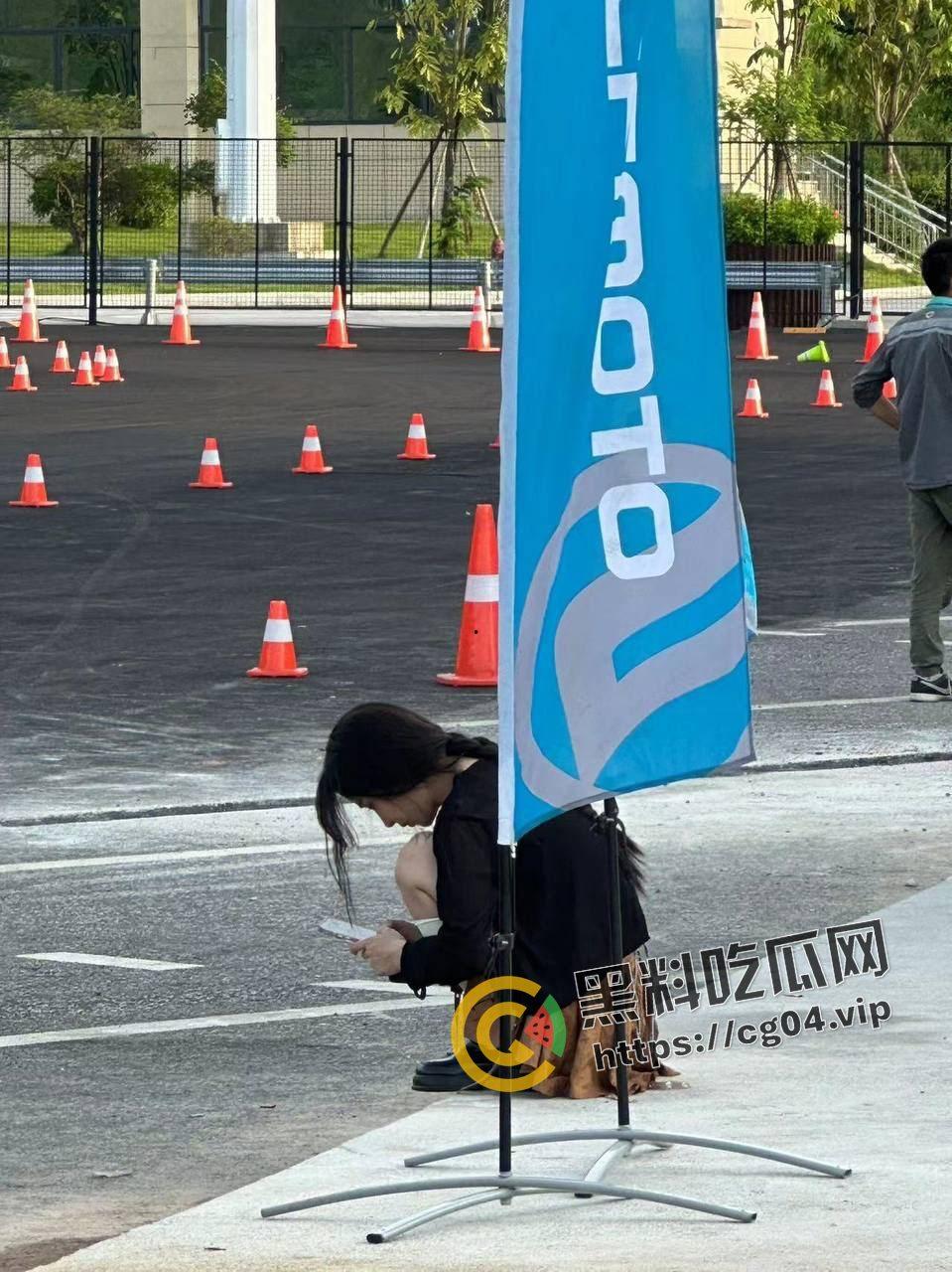 南宁邕武路夜市反差婊【泡面妹】婚内做鸡 2400一夜 下单的都是老公的好兄弟-6