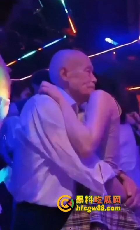 你大爷还是你大爷，退休不跳广场舞，直接拿退休金冲妹子，享受生活才是硬道理！-6