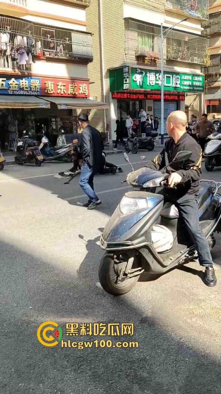 大爷不语只想砍人 汕尾市海丰县单身老头当街挥刀泄愤吓坏路人  疑似故意混牢饭？-3