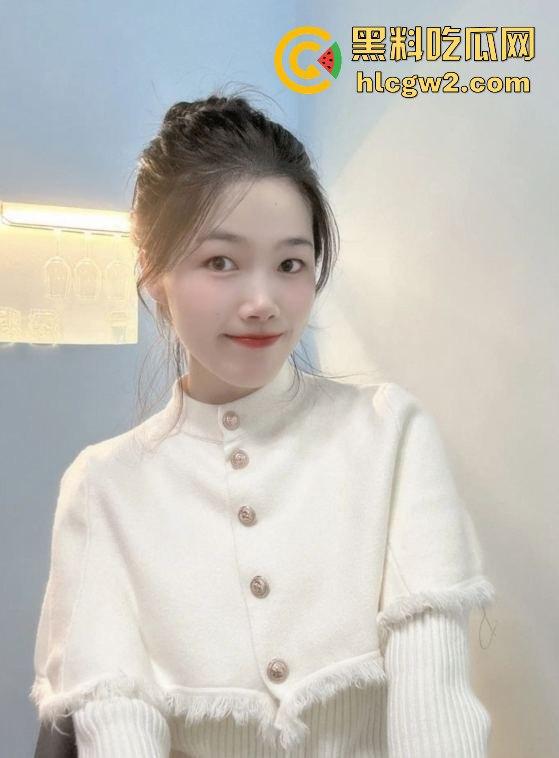 天津『尤倩雯』户外大尺度露出 被金主爸爸调教成骚浪贱货，后入爆干呻吟不断，露出游戏玩到极致！-1