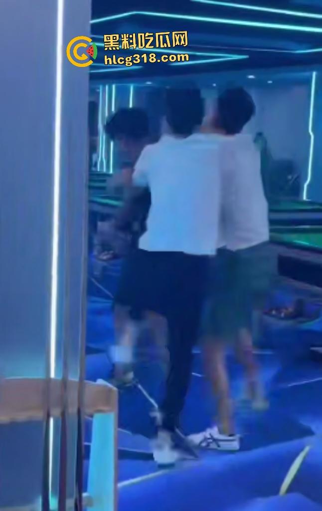 台球室赌徒疯狂群殴两小伙!台球棍和台球直打脑门,棍子打断血流满面,其中一小伙见势不妙直接逃走!-1