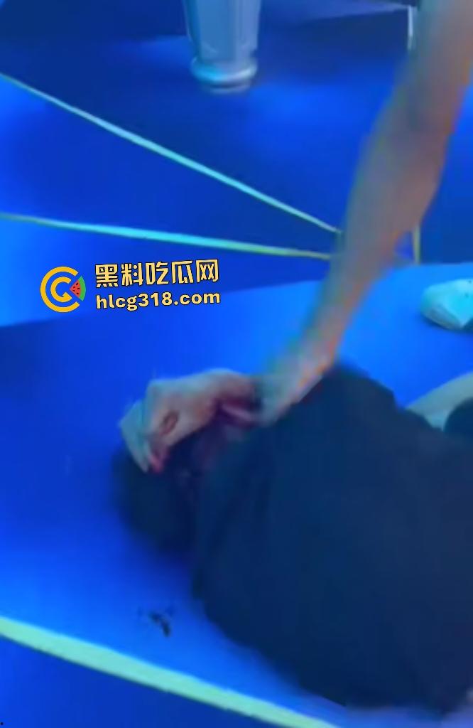 台球室赌徒疯狂群殴两小伙!台球棍和台球直打脑门,棍子打断血流满面,其中一小伙见势不妙直接逃走!-5