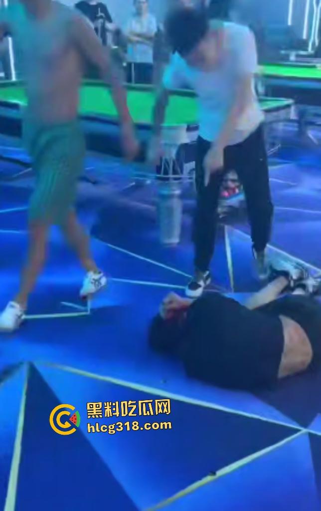 台球室赌徒疯狂群殴两小伙!台球棍和台球直打脑门,棍子打断血流满面,其中一小伙见势不妙直接逃走!-6