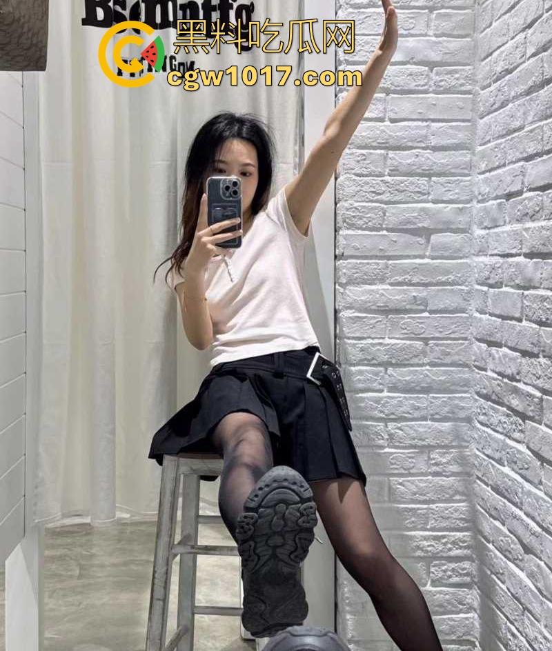 软件约炮拜金女S,网上到处聊骚寻找男奴,线下约出到酒店各种玩弄后反被爆操,足交,舔脚,踩阳具等玩法一应俱全!-3