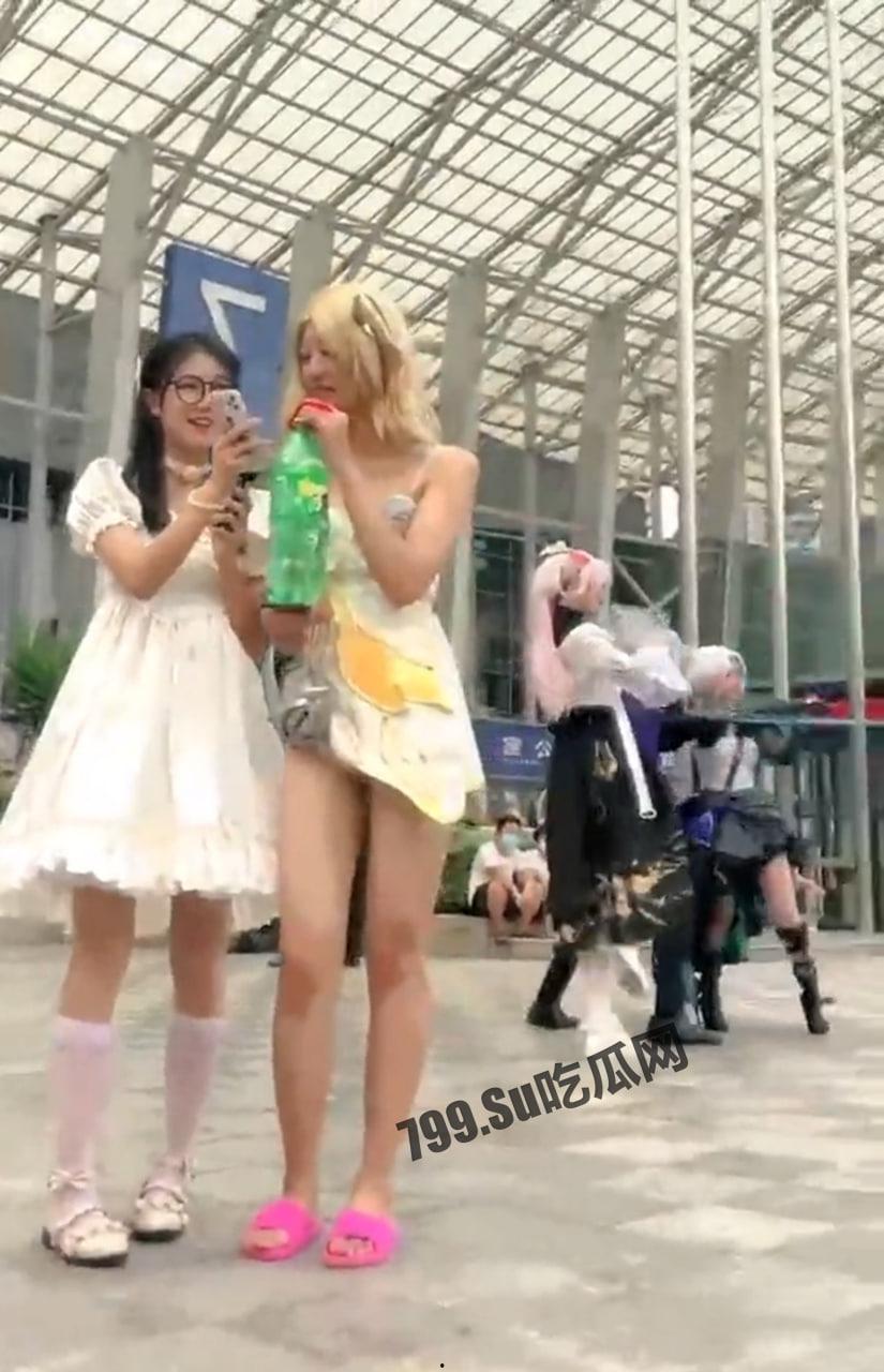 重磅热瓜!B 站知名百万粉丝 UP 主【落九川】逛漫展被偷拍裙底-1