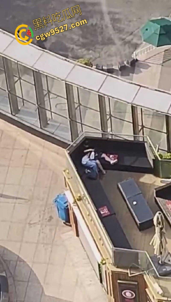 北京工业大学体育馆，一男女上演吃鸡大戏，女主含情脉脉的吞吐着大屌，大白天的两人毫不畏惧羞涩 ！-5