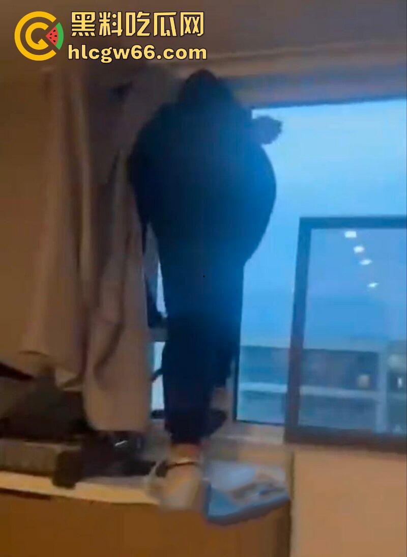 傻逼朋友又少了一个 小伙子马尿喝多了 即兴表演跳楼 丝毫不犹豫一跃而下!-6
