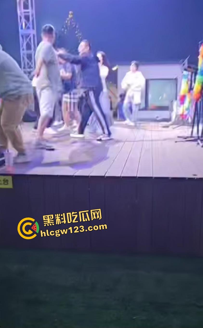 舞台上惊天黑料老婆被猥亵,妻子还抱老公让几人打成猪头,事后老公查出老婆出轨!-7