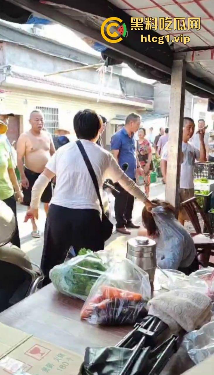 女子为在商贩摊上多吃几颗阳光玫瑰 竟拿剪刀捅人!-2