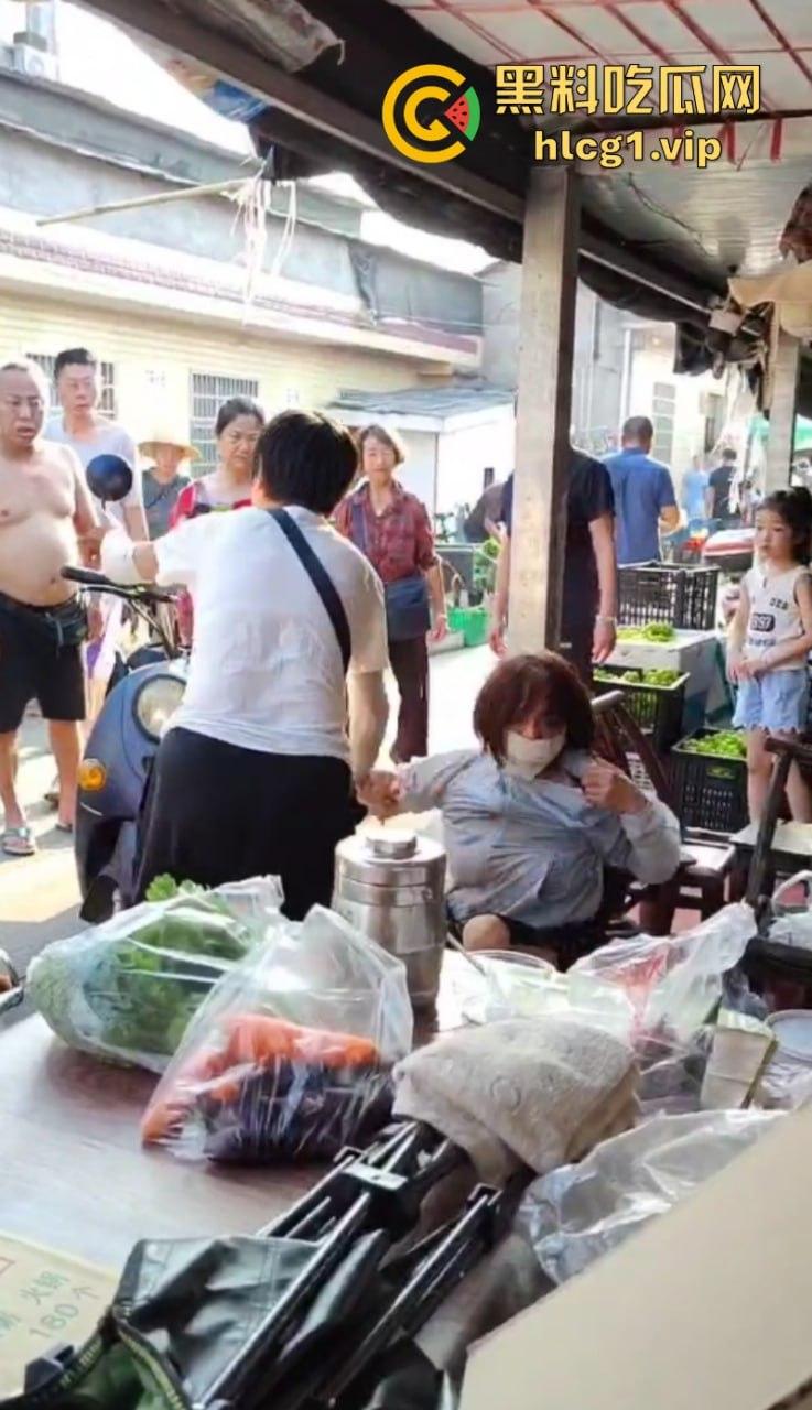 女子为在商贩摊上多吃几颗阳光玫瑰 竟拿剪刀捅人!-7