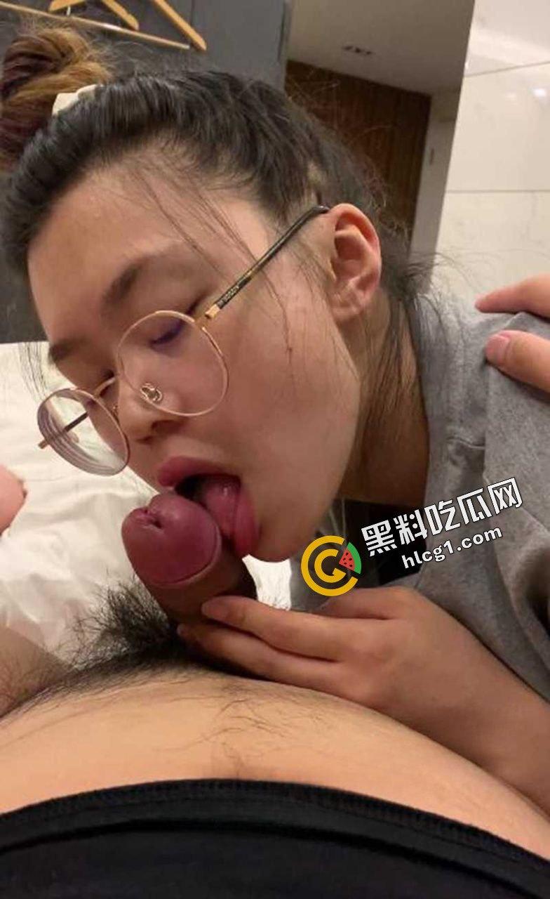 贵州维也纳酒店前台服务员 夏心仪 极品四眼反差婊 酒店公交车 性爱视频流出-5