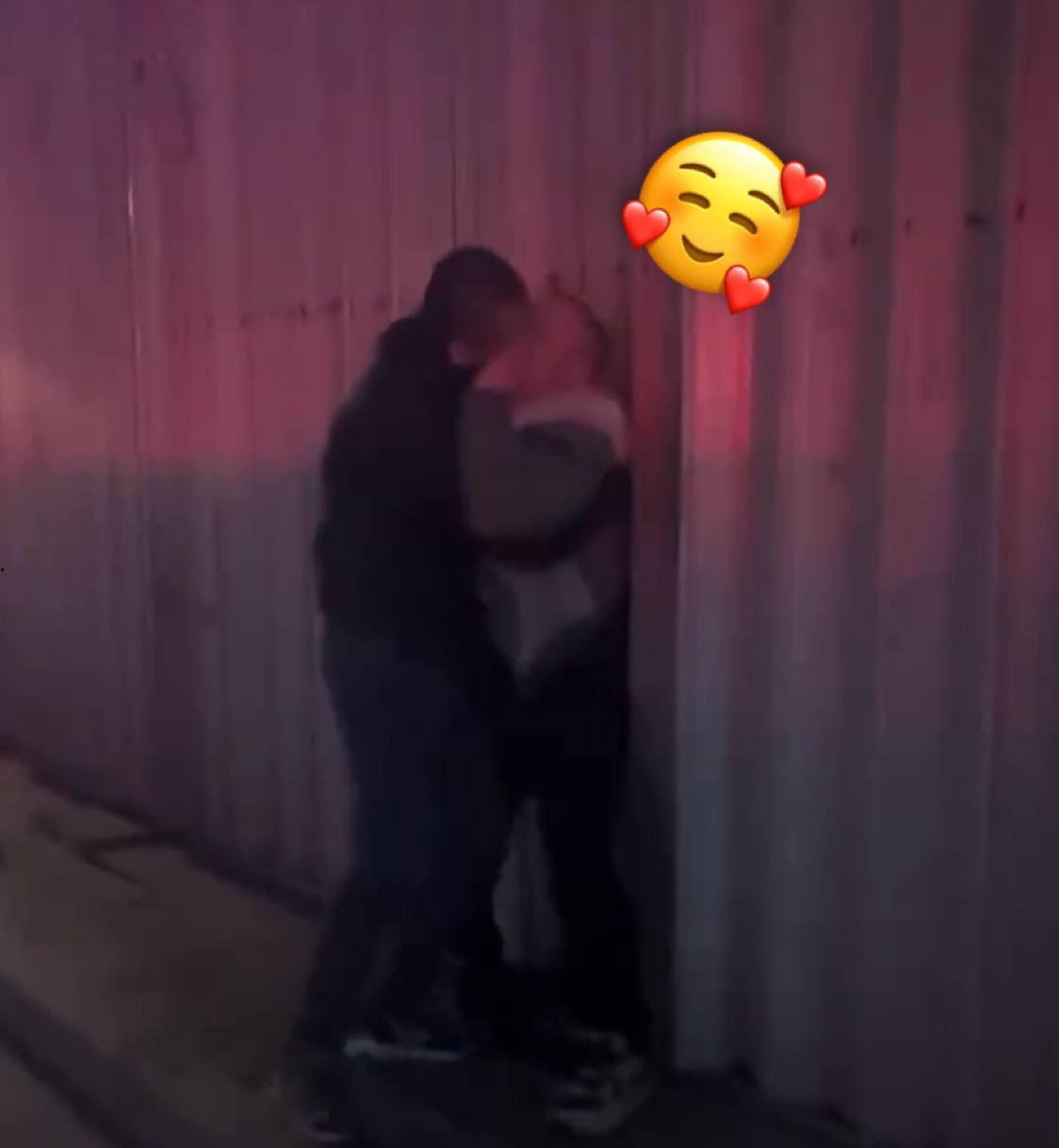 肉麻滚烫!男同表白现场 当街热吻 毫不羞耻的一对胖熊 这个世界已经没有在乎的人了吗-1