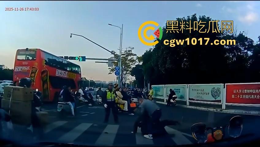 云南街头拳击赛火爆开打!1米8大哥被爆冷击败,旁边还带个穿绿马甲的裁判观赛,能动手就动手好吧!-6