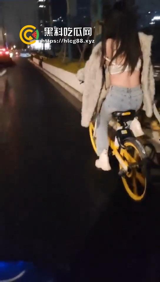 16迈雅迪追不上醉酒的燕子,运动内衣骑单车奶子乱甩,电车狼精神硬得值个赞!-7