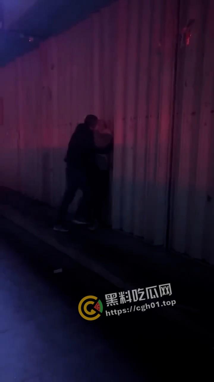 肉麻滚烫!男同表白现场 当街热吻 毫不羞耻的一对胖熊 这个世界已经没有在乎的人了吗-5