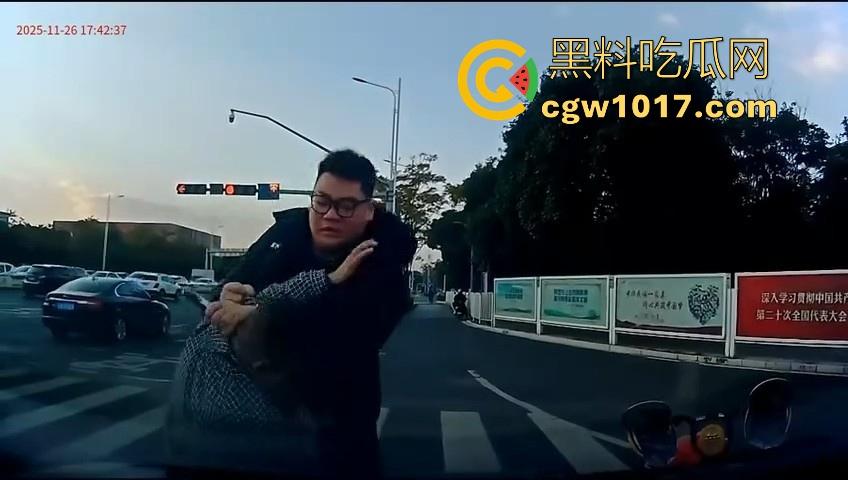 云南街头拳击赛火爆开打!1米8大哥被爆冷击败,旁边还带个穿绿马甲的裁判观赛,能动手就动手好吧!-10