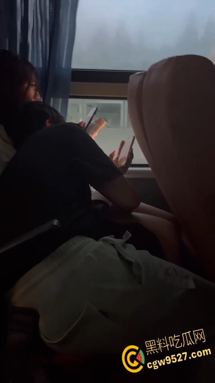 寂寞情侣公交车上也不老实,激情热吻舔奶,男友疯狂调教骚逼母狗,还没到酒店就开始躁动!-2