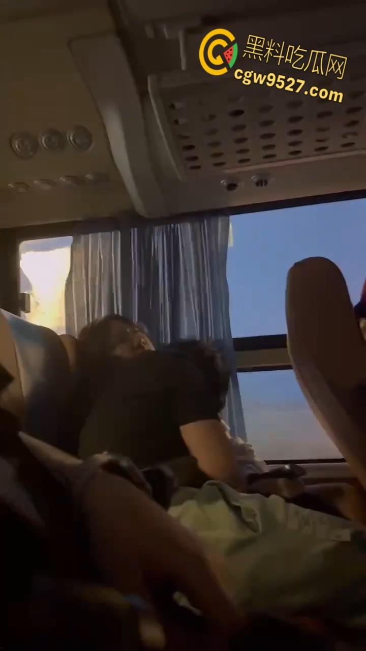 寂寞情侣公交车上也不老实,激情热吻舔奶,男友疯狂调教骚逼母狗,还没到酒店就开始躁动!-4