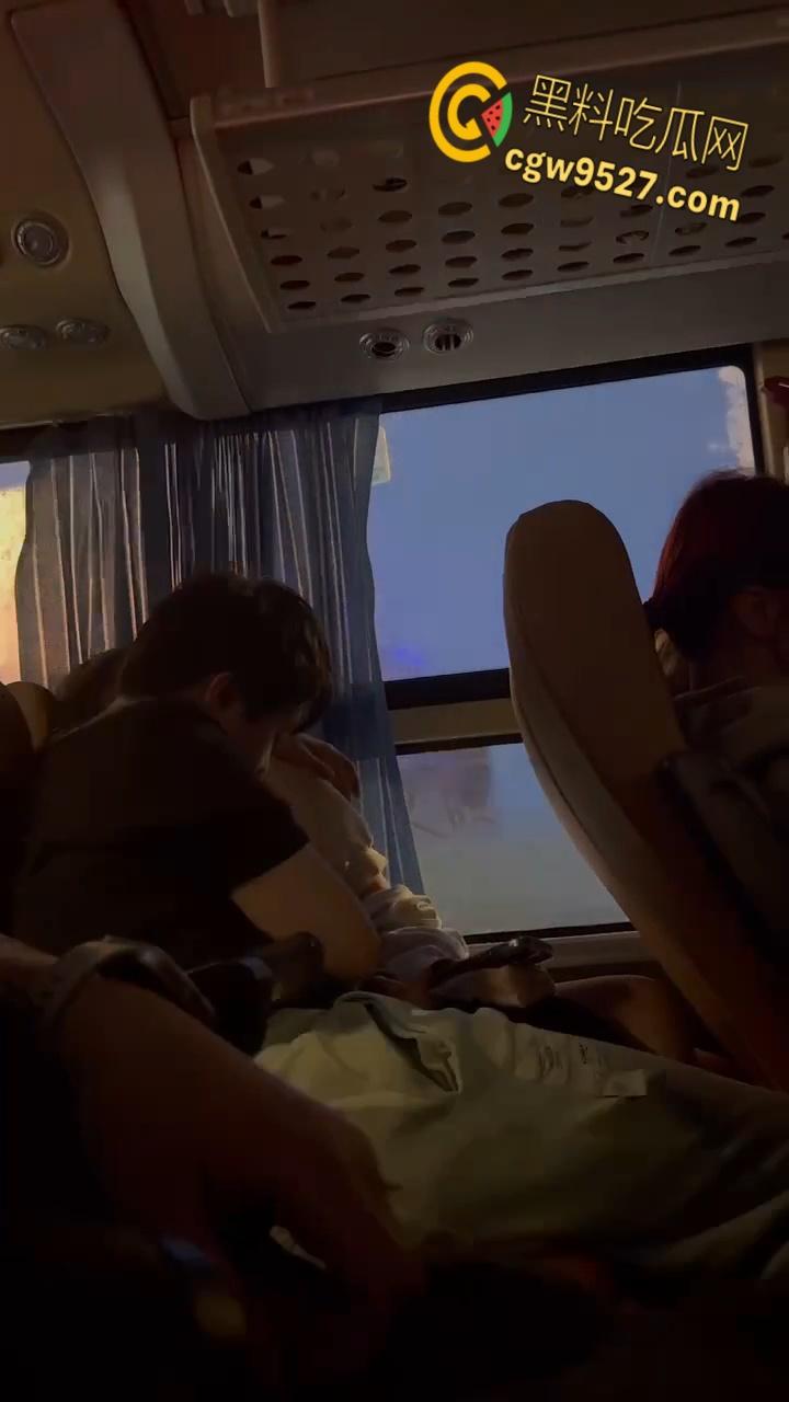 寂寞情侣公交车上也不老实,激情热吻舔奶,男友疯狂调教骚逼母狗,还没到酒店就开始躁动!-5